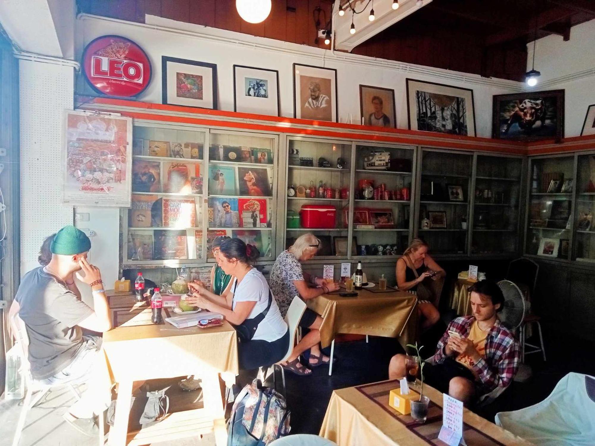 Bang Lumphu House&Bistro Apartment Банкок Екстериор снимка